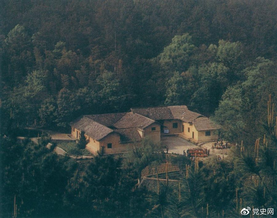 毛澤東故居——湖南省湘潭縣韶山?jīng)_上屋場(chǎng)。1893年12月26日，毛澤東在這里誕生。