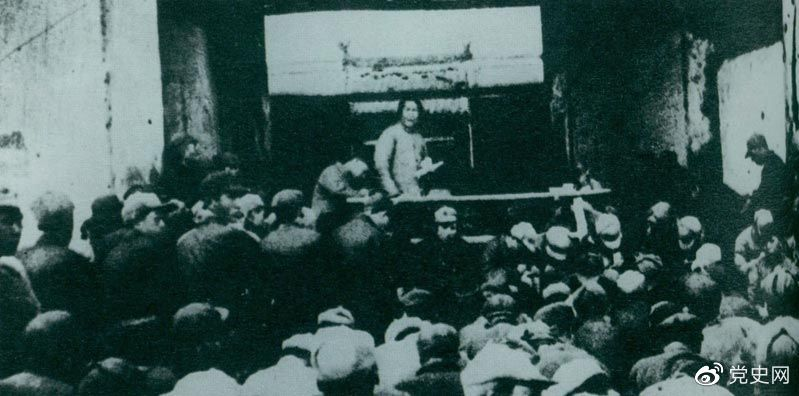 1935年12月27日，毛澤東在陜北瓦窯堡黨的活動(dòng)分子會(huì )議上作《論反對日本帝國主義的策略》報告。