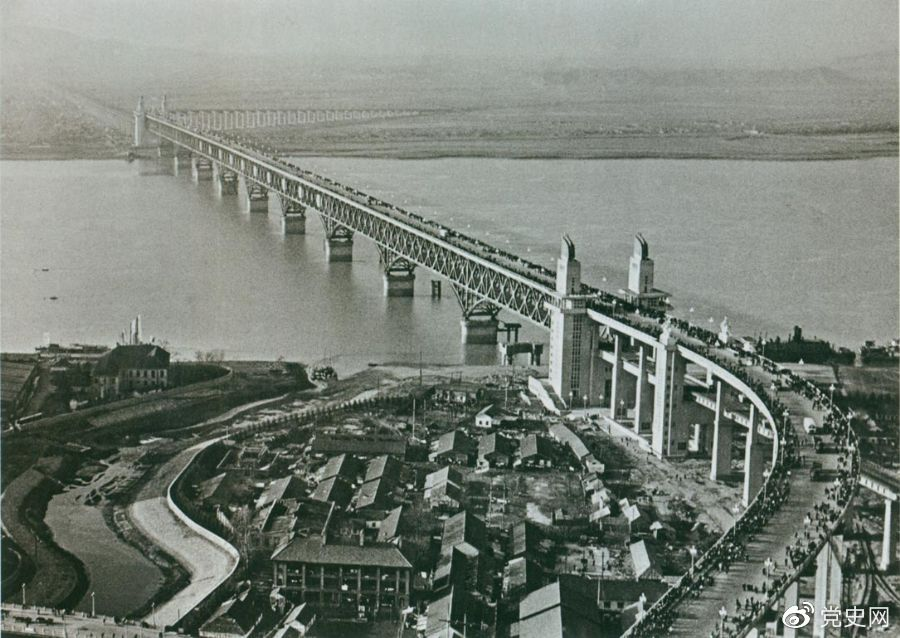 1968年12月29日， 南京長(cháng)江大橋全面建成通車(chē)。這是當時(shí)中國自行設計建造的最大的鐵路、公路兩用橋。